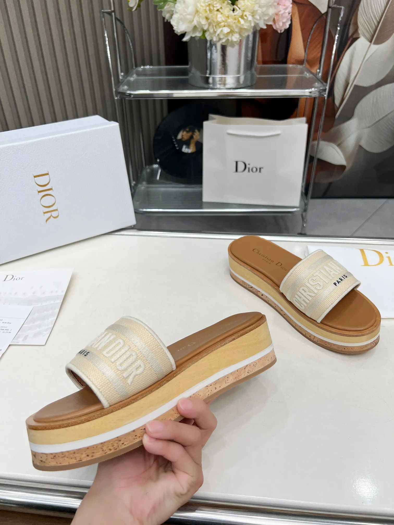 👟👟Ex-factory price 520👟👟 Dior's new spring and summer IVIETA DWAY jelly-colored flat-soled one-slip women's shoes with CD letter logo three-dimensional embroidery thick-soled round-toe open-toe slippers. The original version is developed to be the top version on the market. It feels soft and delicate on the feet and is extremely comfortable. Material: Upper imported raffia electric embroidery high-temperature water-soluble cotton technical fabric + water-dyed cowhide foot lining + original consistent combination outsole Outsole: original outsole Size: 35-42 (40.41.42 custom-made, non-refundable and non-exchangeable)